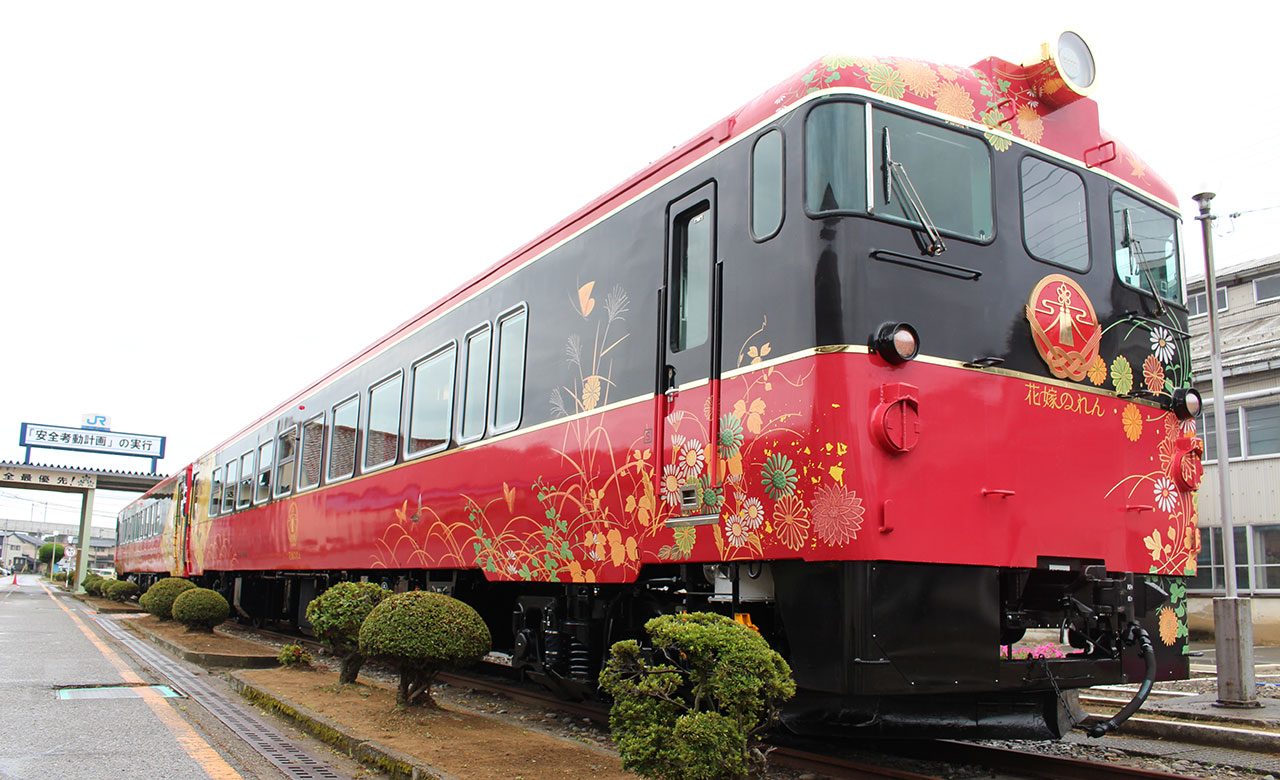 車両内装に箔一の金箔を採用 七尾線観光列車 花嫁のれん 10月運行開始