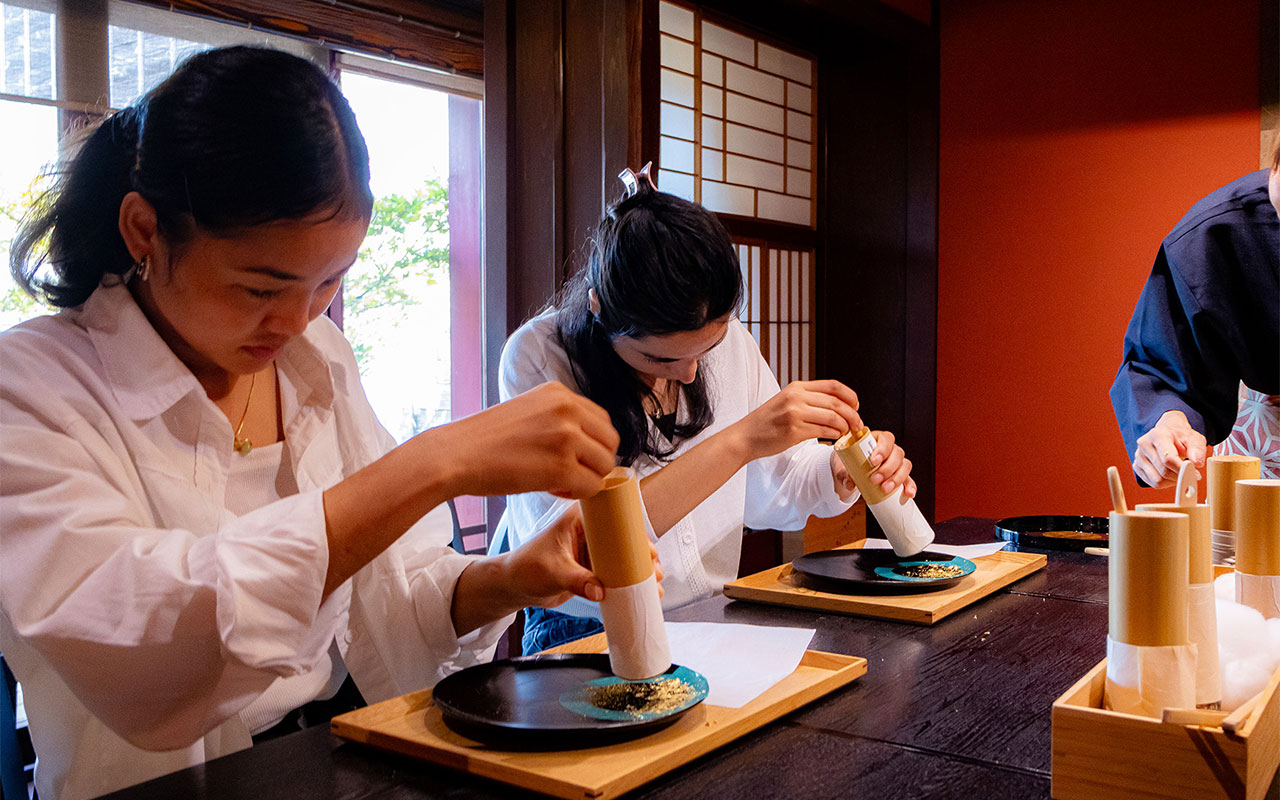 築200年以上の金沢の茶屋建築の中で、職人気分が味わえる金箔体験をスタート