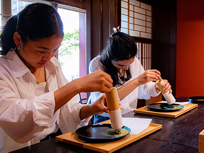 築200年以上の金沢の茶屋建築の中で、職人気分が味わえる金箔体験をスタート